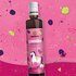 Illustration mit der Einhorn Sirup Flasche von SONNENTOR auf  beerefarbenem Hintergrund.
